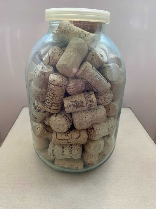 Пробки от вина и шампанского.