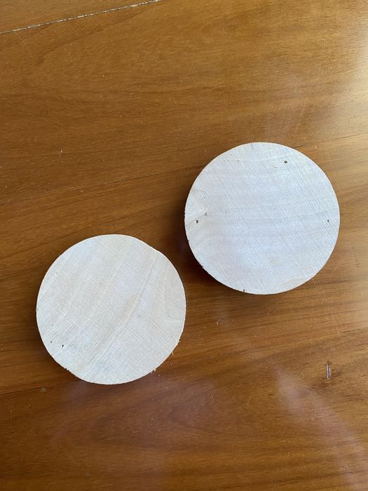 Bases de madeira claras e escuras redondas lisas grandes e pequenas