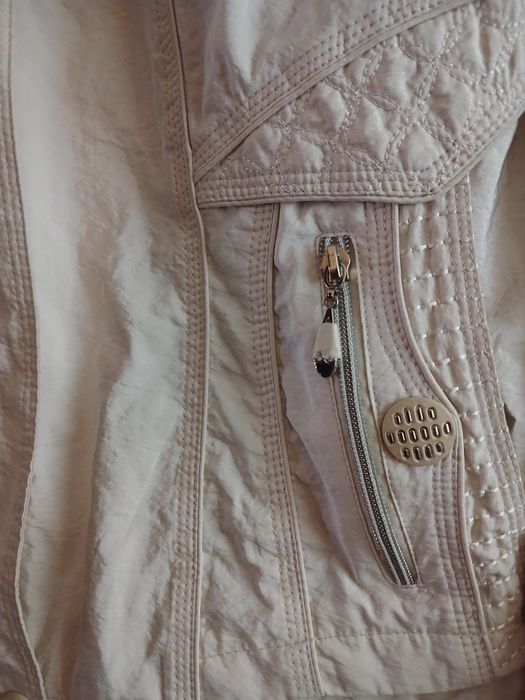 Куртка жіноча, гарна