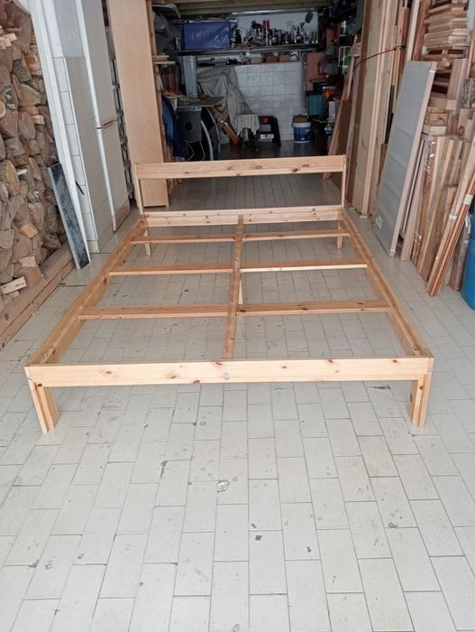 Cama de casal em madeira