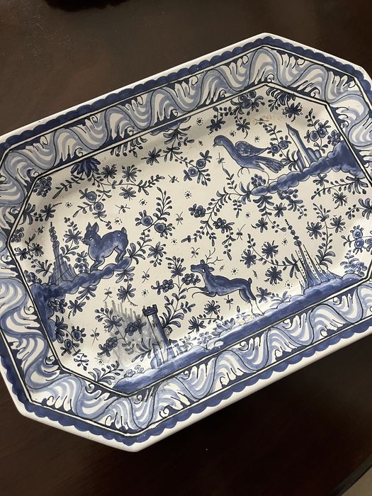 Prato decorativo em faiança portuguesa pintado à mão