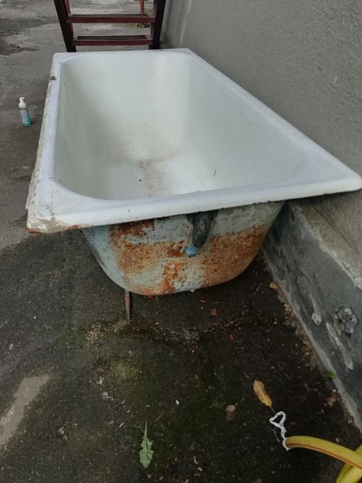 Продається ванна,чугунна  бувша в користуванні. Потребує реставрацііб/