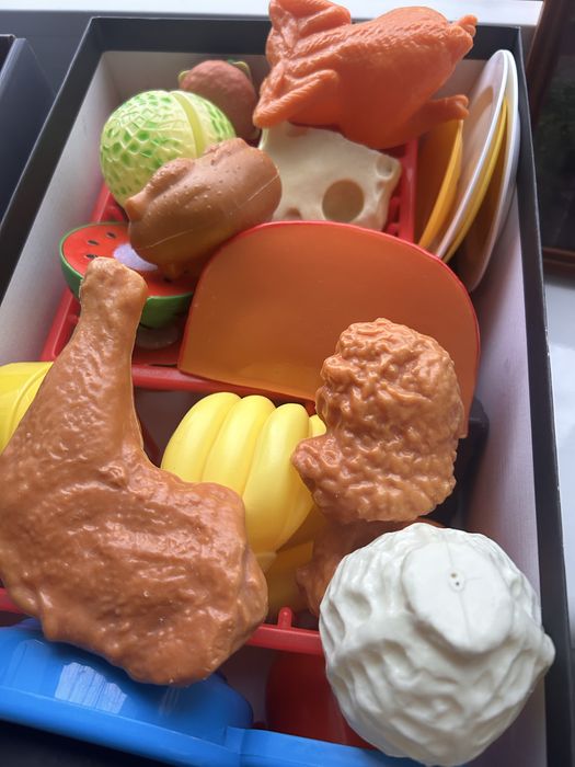 Детская посудка и фрукты, овощи, еда