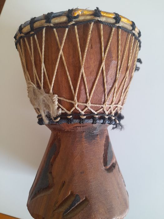 Jambê em pele e madeira maciça