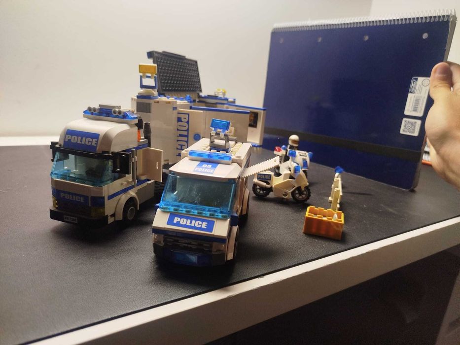 Lote LEGO City Polícia - Camião Unidade Móvel (7288) + Extras