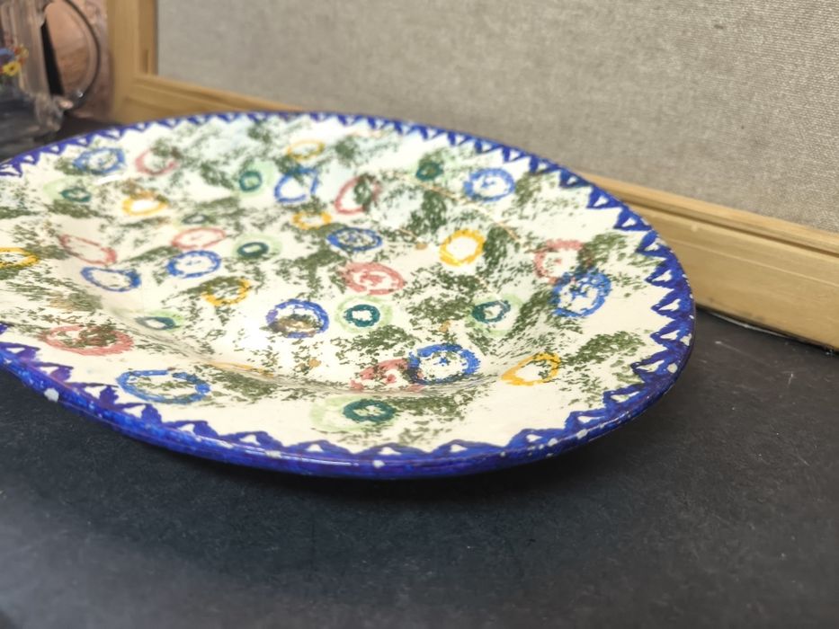 Travessa antiga, círculos coloridos