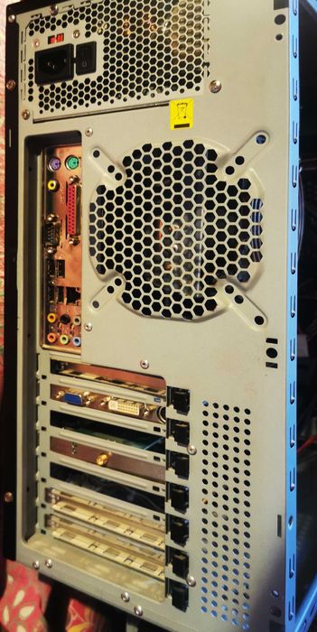 Klasyczny PC pod biurko, sprawdzony, komplet z monitorem