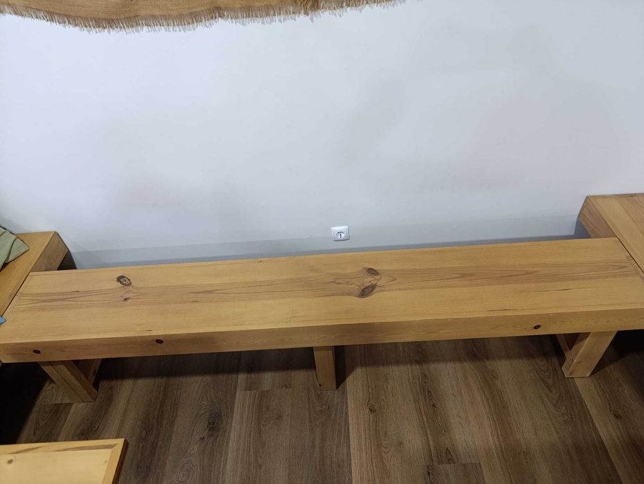 Bancos corridos de madeira maciça