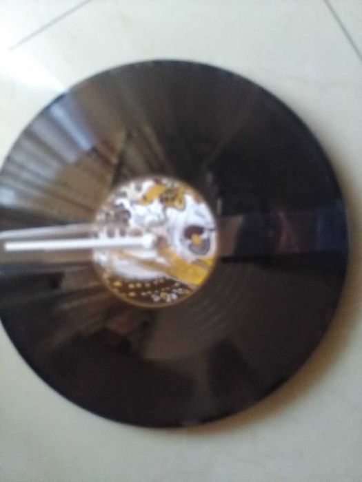 Zegar ścienny  w formie płyty winylowej