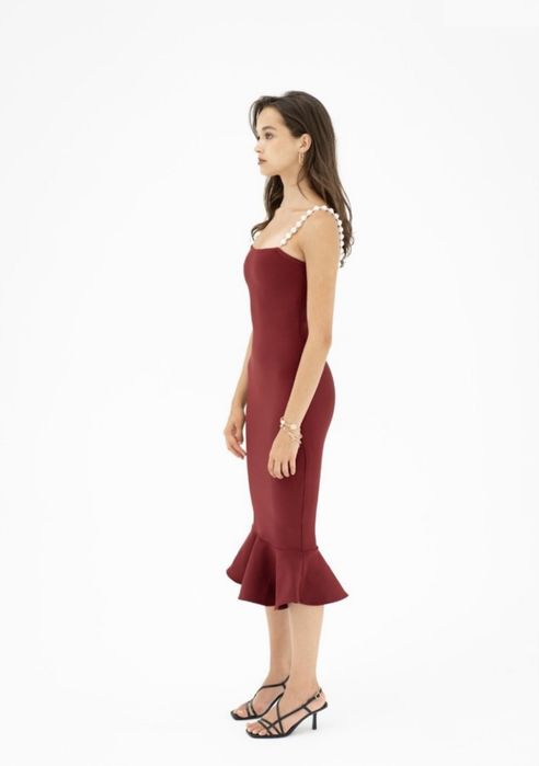 Vestido vermelho com pérolas