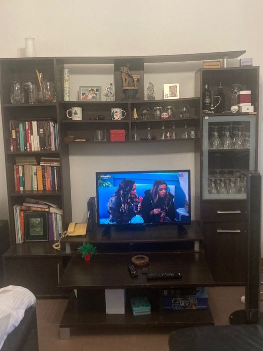 Móvel e mesa de sala