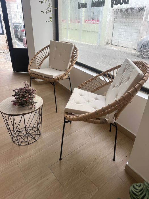 Conjunto 2 cadeiras + mesa de centro