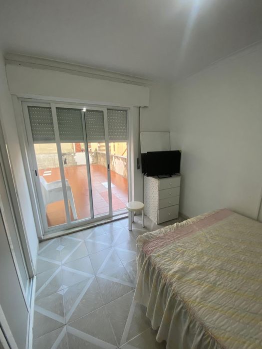 Aluga-se quarto nas Mercês