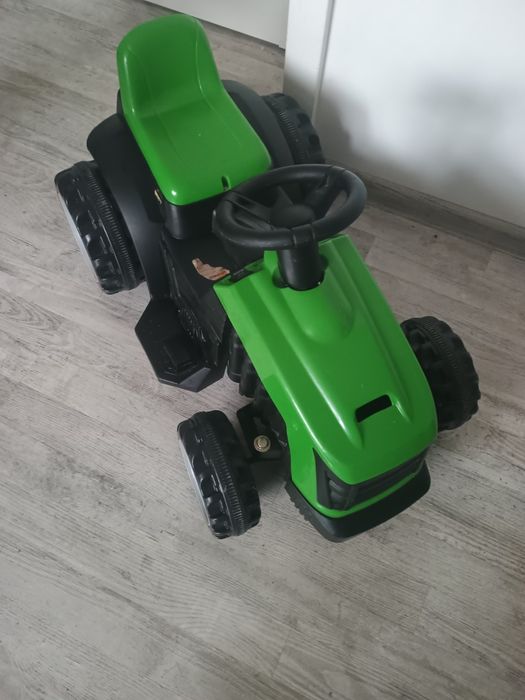 Traktor na baterie, akumulator, sam jeździ