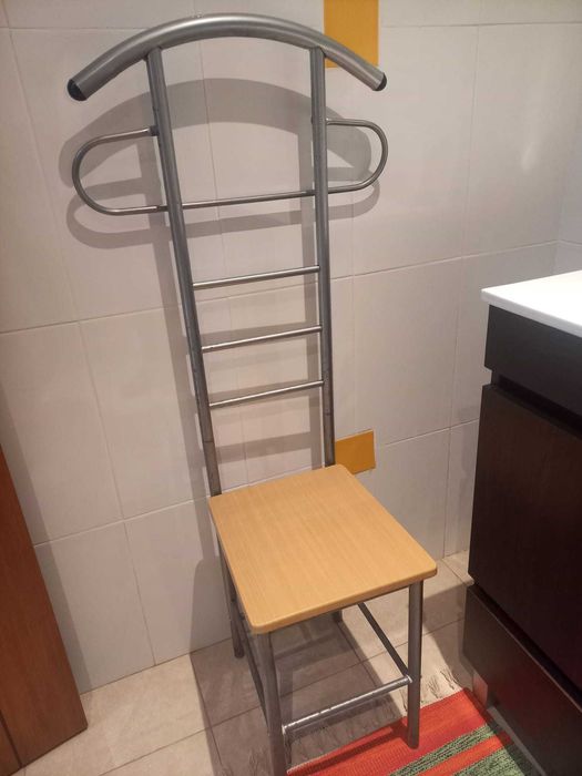 Cadeira cabide com assento em madeira e costas em metal