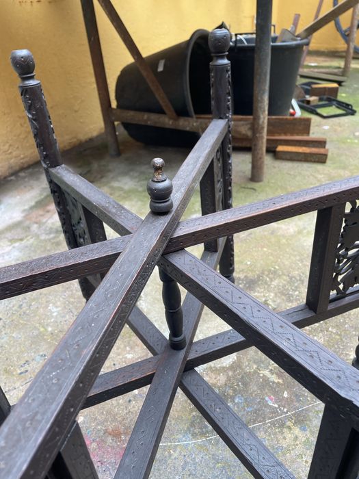 Mesa redonda dobrável trabalhada