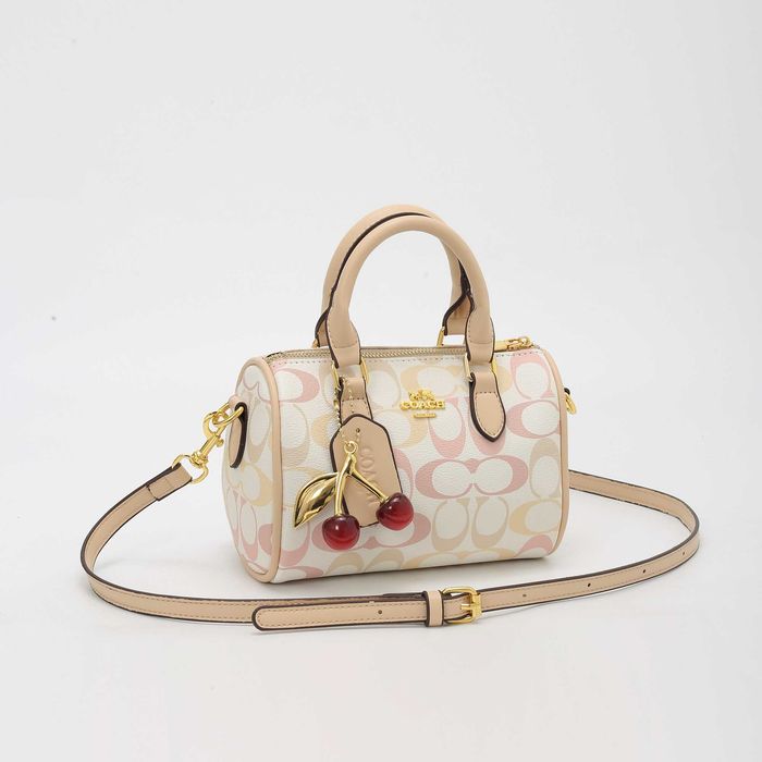 Жіноча сумка COACH / сумочка Коач через плече (кросбоді) / сумка Коуч з брелком вишня