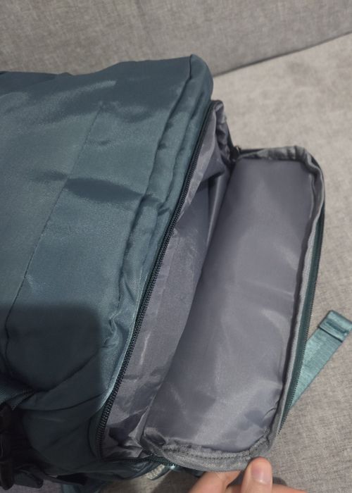 Mochila de viagem turquesa
Vários compartimentos 
Bolso inferior para