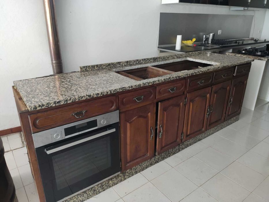 Cozinha com Eletrodomésticos e Mobiliário