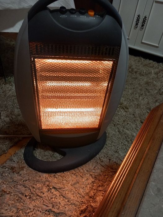 Aquecedor e rádio cassetes a funcionar