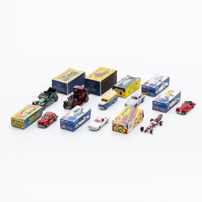 Brinquedos - Oito carros miniaturas