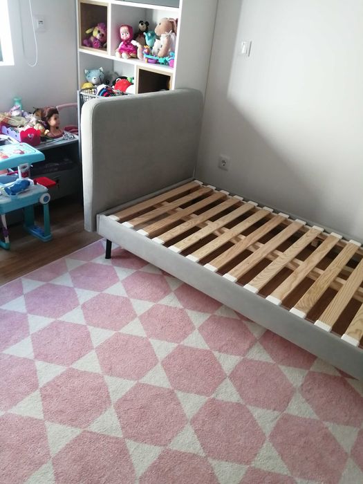 Cama de solteiro 2mx0,90, estofada, cinza claro