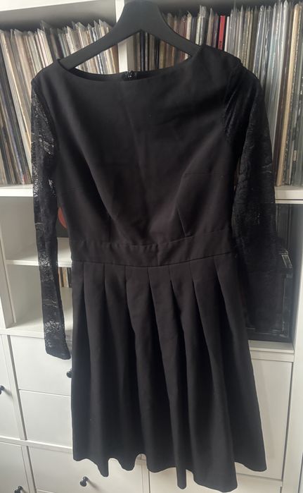 Sukienka z koronkowymi rękawami rozm. 38