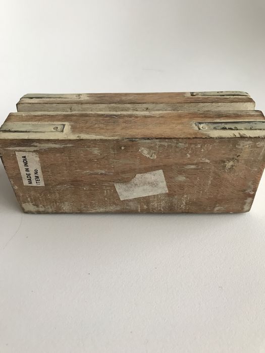 Caixa de madeira com aplicações em metal