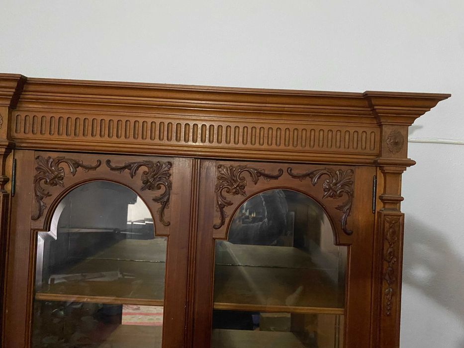 Móvel de madeira nogueira maciça.Antiguidade/Estante/Vitrina/Louceiro