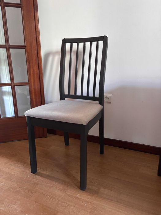 Conjunto de mesa e cadeiras
