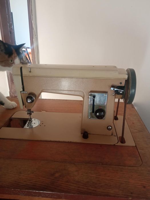 Maszyna do szycia – vintage, sprawna, z napędem nożnym
