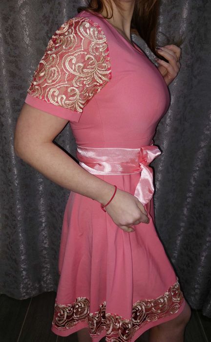 Плаття з атласним пояском