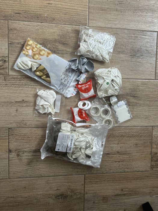 Balony białe, brązowe, złote i srebrne