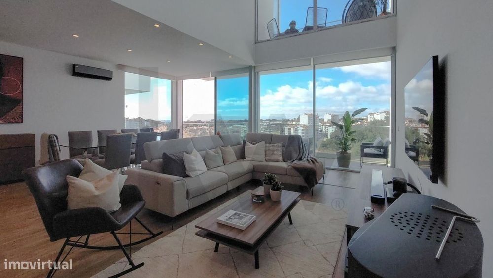 Moradia T4+2, Nova, no Monte Estoril, com elevador  e vista surpreende