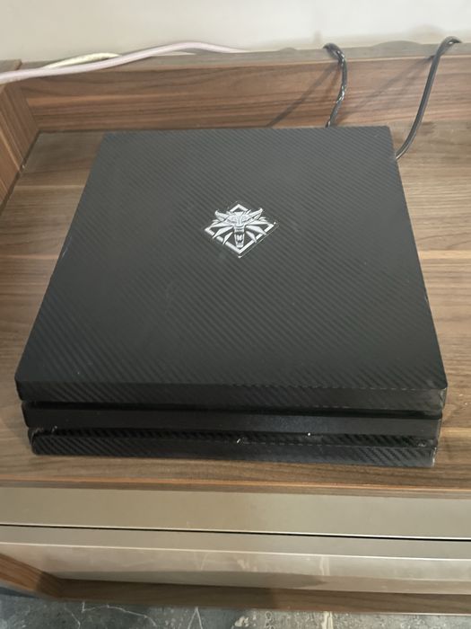 PS4 Playstation 4 Pro + 2 Pady