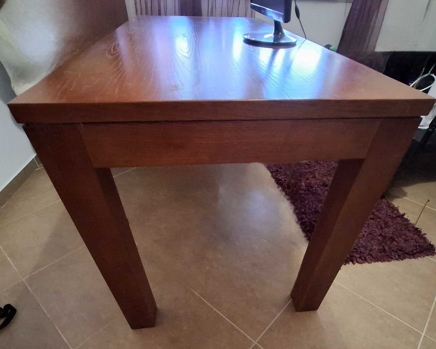 Mesa em madeira maciça