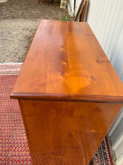 Mała ładna komoda .