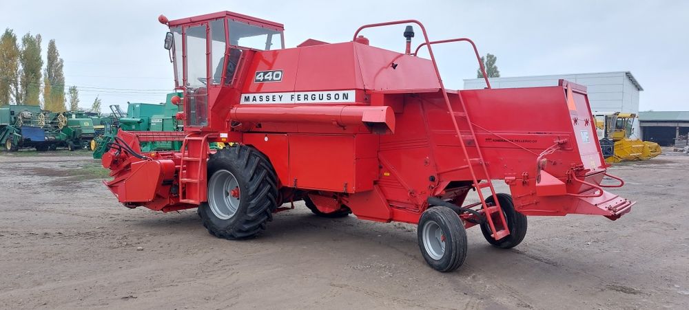 Зернозбиральний комбайн Massey Ferguson 440 3.м