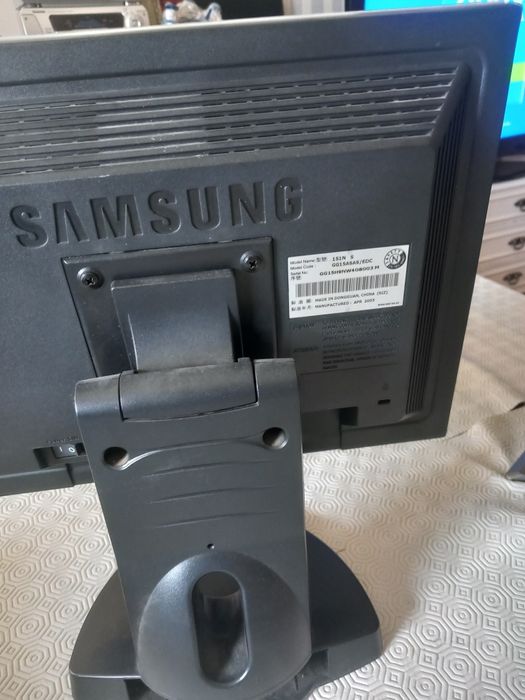 Dois monitores a funcionar o preto têm uns riscos no ecrã mas não impede nada na visualização do mesmo um Acer e outro Samsung