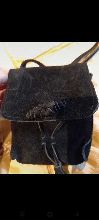 Bolsa pequena de camurça preta, tiracolo.