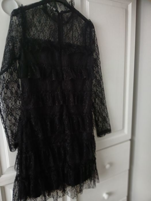 Sukienka koronkowa z falbanami.