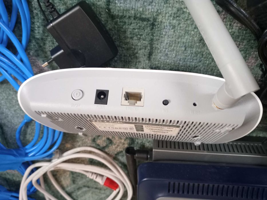 Zestaw kabli ethernet i routery