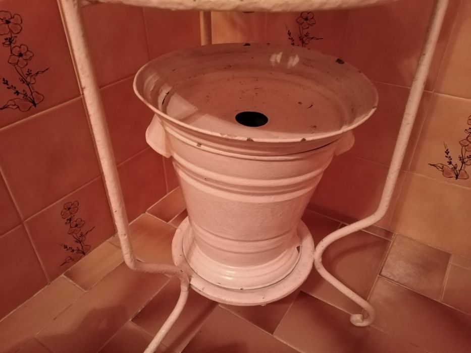 Lavatório Muito Antigo em Ferro