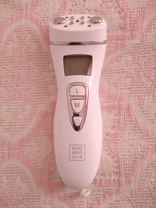 1 Máquina de Rosto, 1 de Corpo e 1 caneta de olhos Blooming Skin