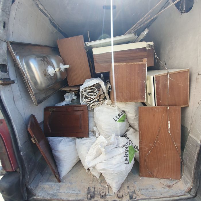 CARRINHAS DE CAIXA FECHADA p/todo o tipo de entulho e resíduos de obra