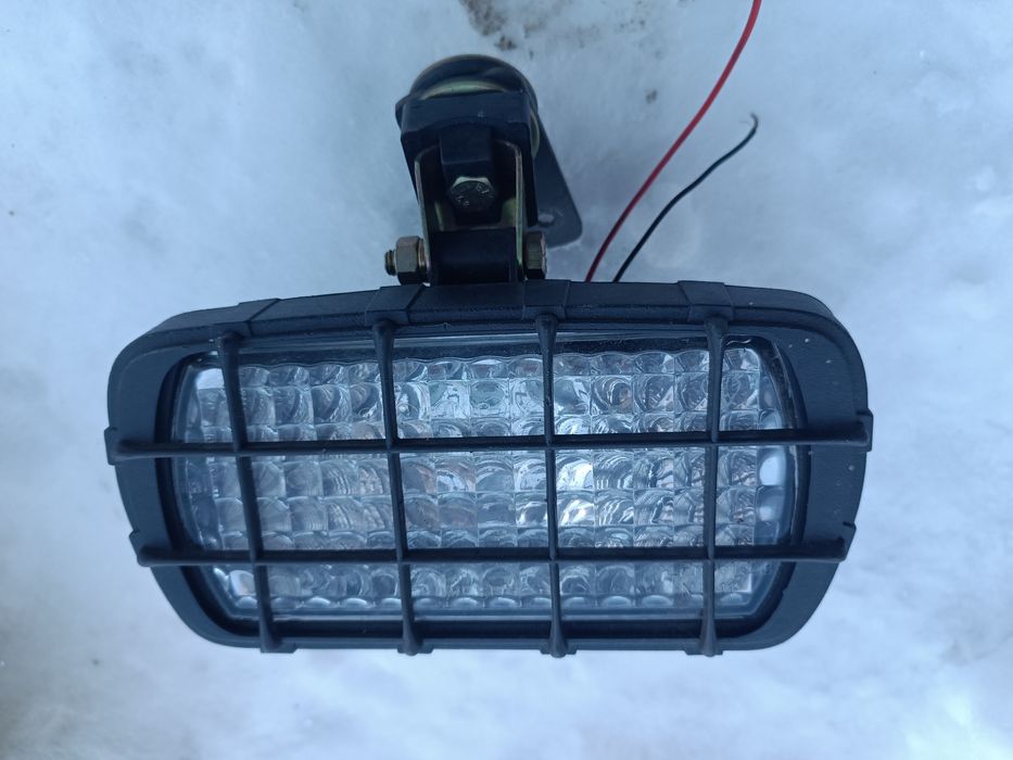 Фара Wesem BN-75/3685-04 з решіткою.