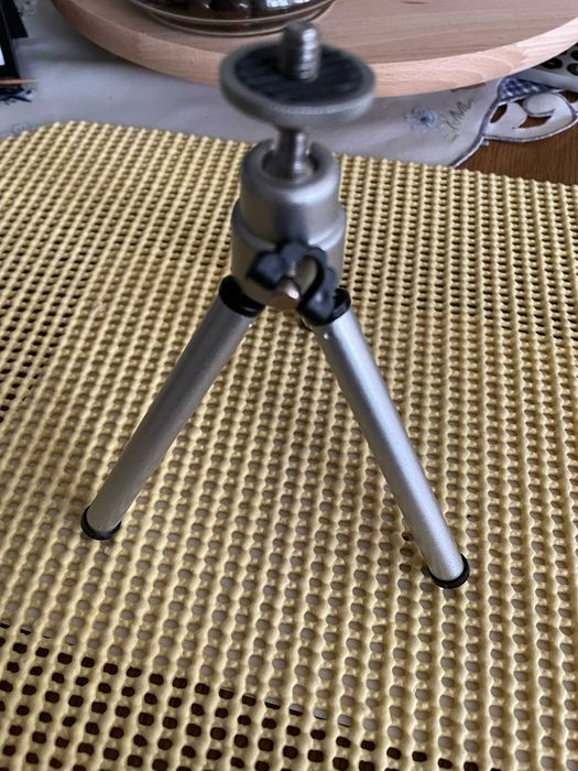 Mini statyw do aparatów, mini głośników.