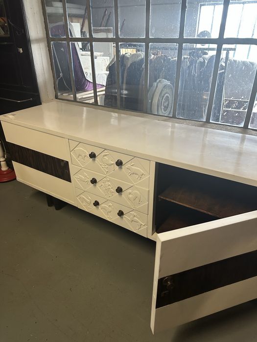 Aparador Lacado de Branco com pormenores em madeira