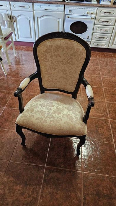 Cadeira clássica estofada estilo Luís XV — Vintage — Madeira escura
