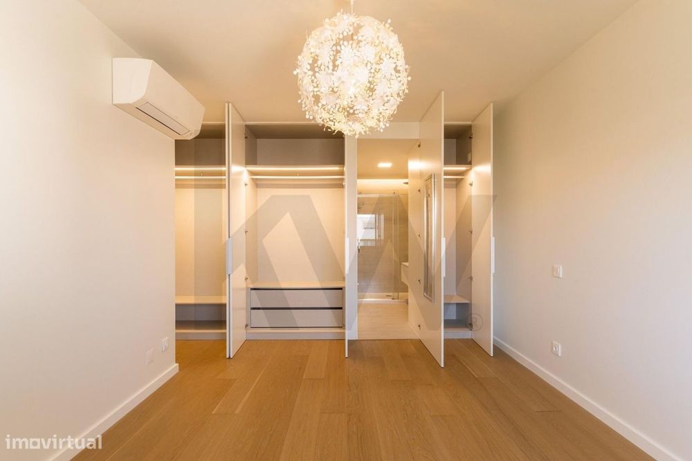 T2 com suite, varanda e 2 lugares de garagem — Condomínio com piscina,